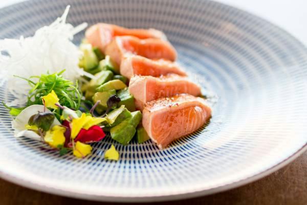 Image recette Tataki de saumon mariné à l'huile de sésame et soja, pomme purée au wasabi, radis et agrumes
