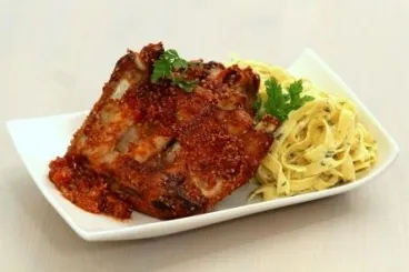 Saumon laqué au miel, nouilles de soba, piment et citron vert