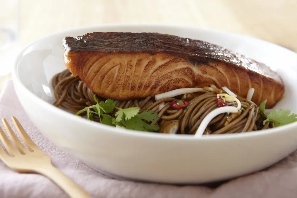 Image recette Saumon laqué au miel, nouilles de soba, piment et citron vert