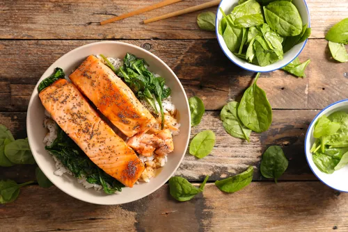 Image recette Saumon rôti aux épices, sauce raïta et épinards