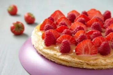 Tarte feuilletée lemon curd, framboises et fraises