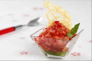 Tartare de tomates et fraises en verrine, jus de roquette au basilic et tuile de parmesan